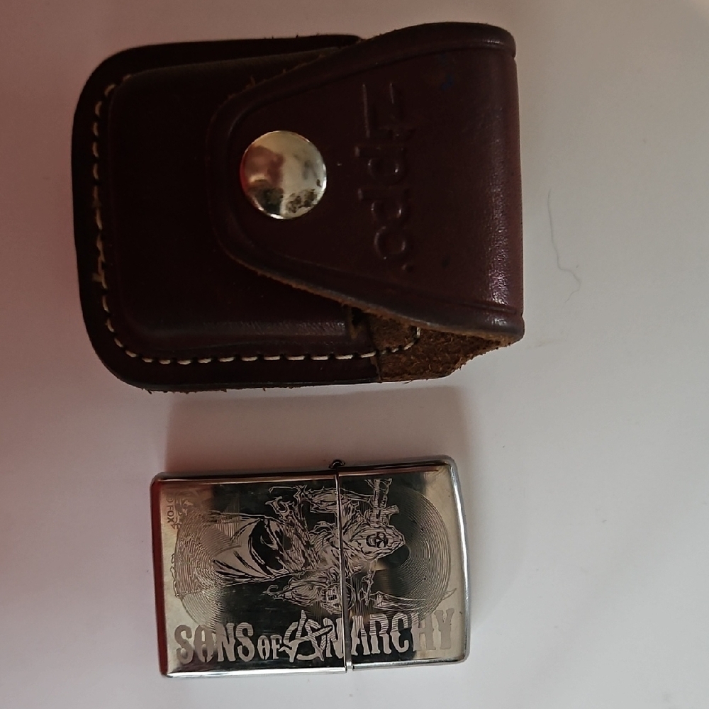 Sons of Anarchy 28957 High Polish Silver Lighter with Brown Leather Case